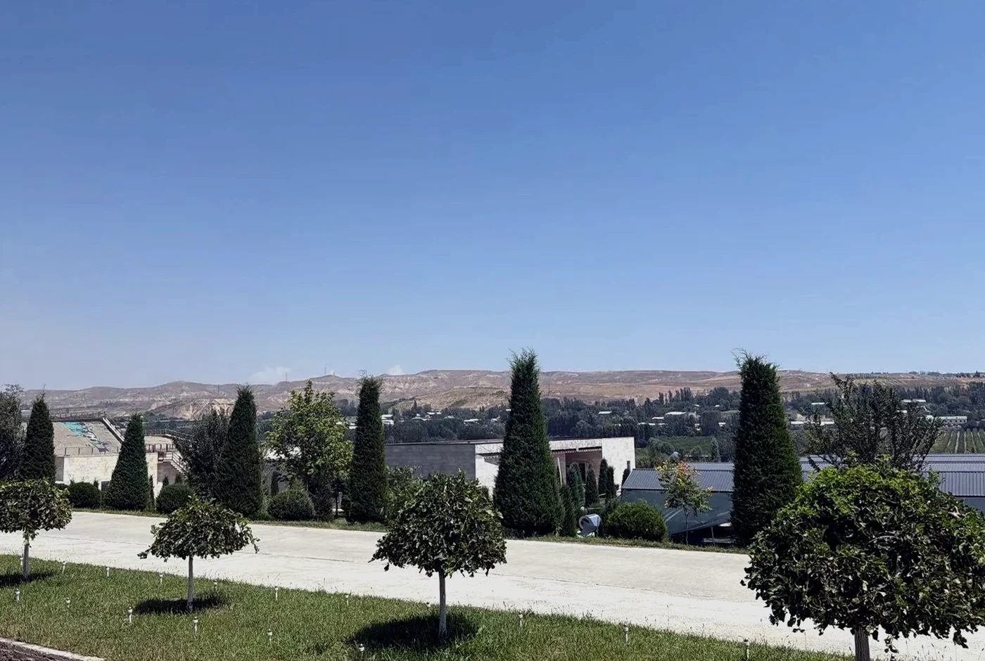 中亚项目现场周边的山地景观