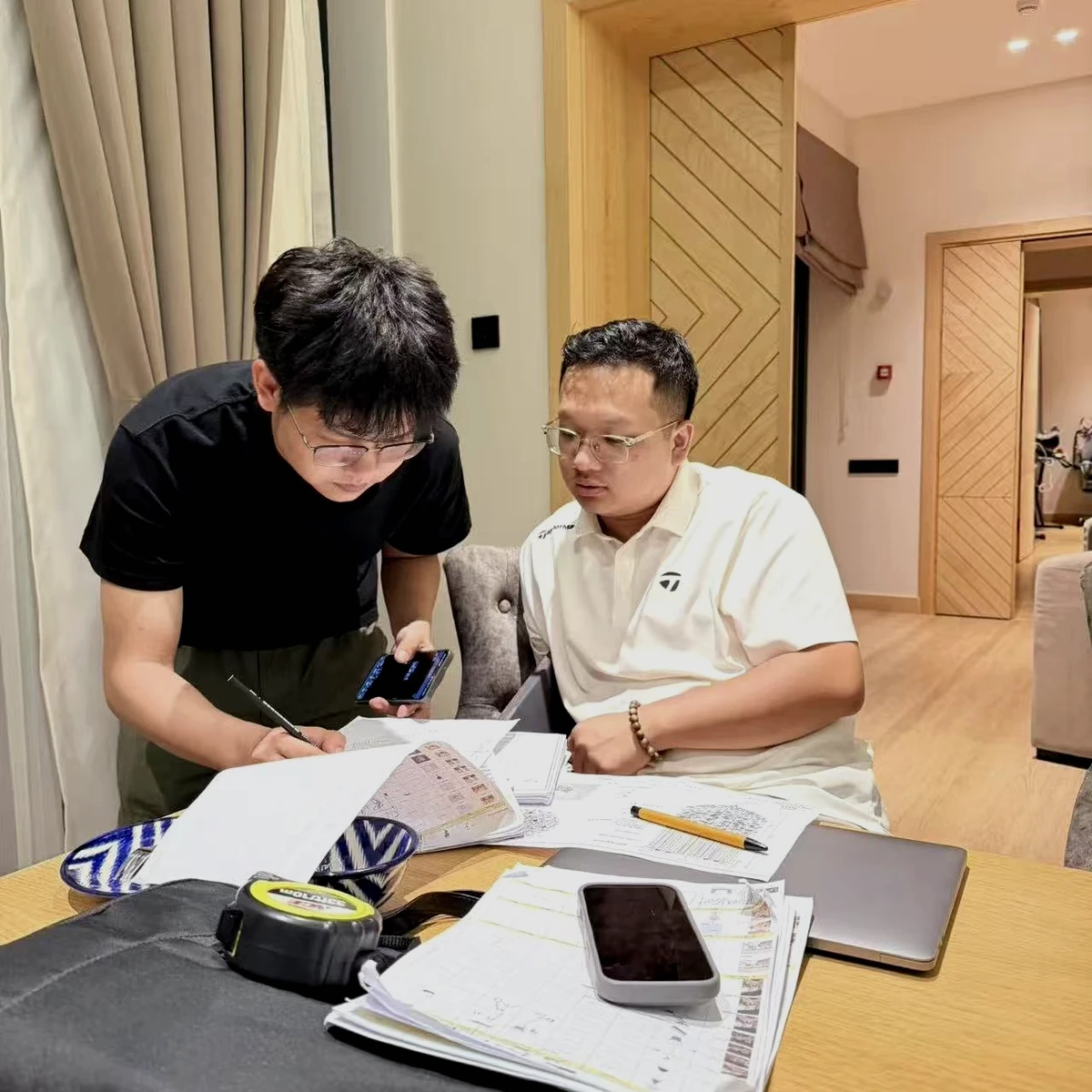 徐战翔在桌面核对项目图纸