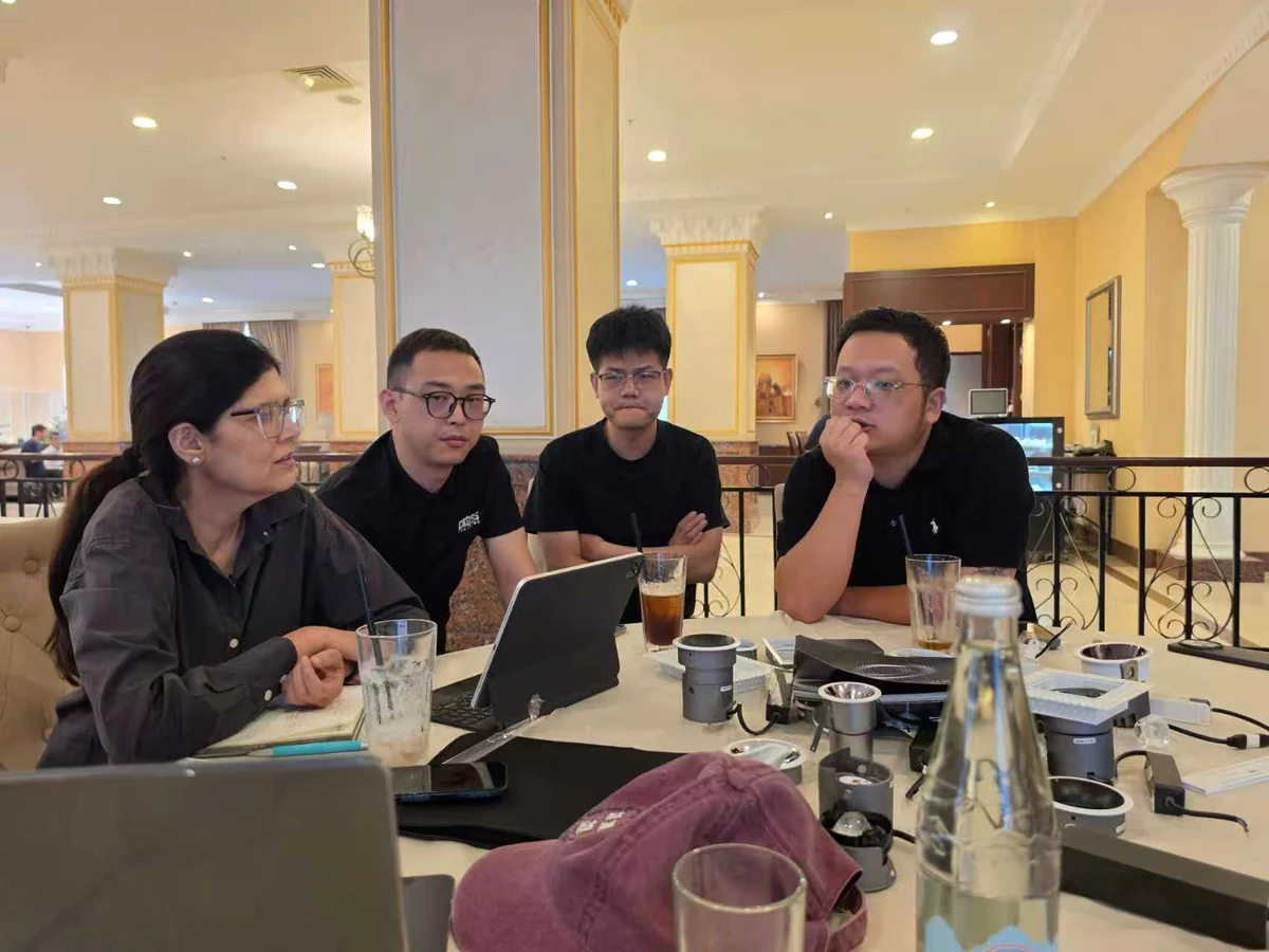 徐战翔与项目团队复核酒店照明方案